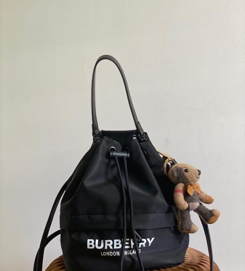 레플리카 버버리 포이베 드로스트링 버킷백